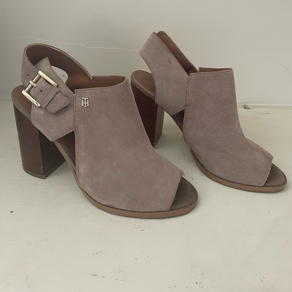 Tommy Hilfiger. Size 7. Tan Peep Toe Booties.
